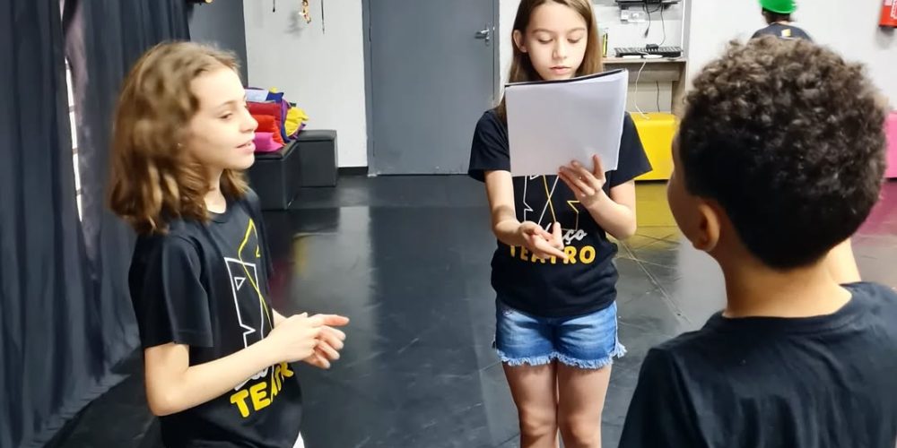Pequenas vozes, grandes atuações! Ensinando o poder da pausa e da emoção, uma fala por vez... Durante os ensaios os alunos se ajudam mutuamente nas encenações